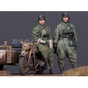 Photo: Alpine Miniatures[AM35144]German Motorcyclist Set (2 Figures)